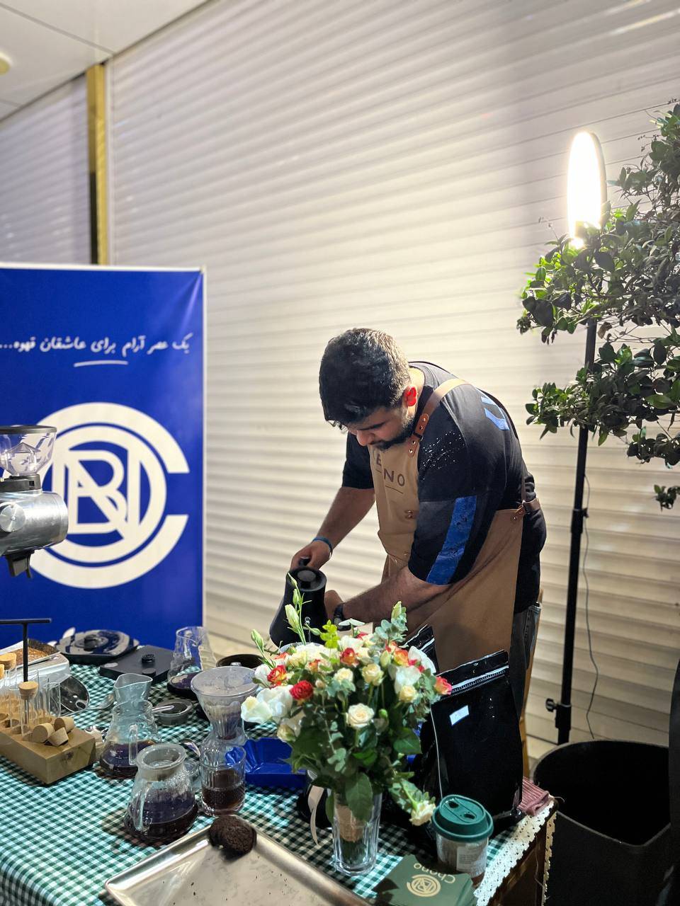 باریستای سی‌بونو در حال دم‌آوری قهوه